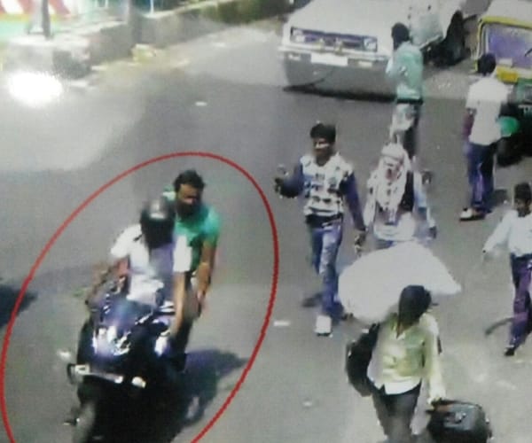Police got CCTV footage of twenty lakh rupees loot.