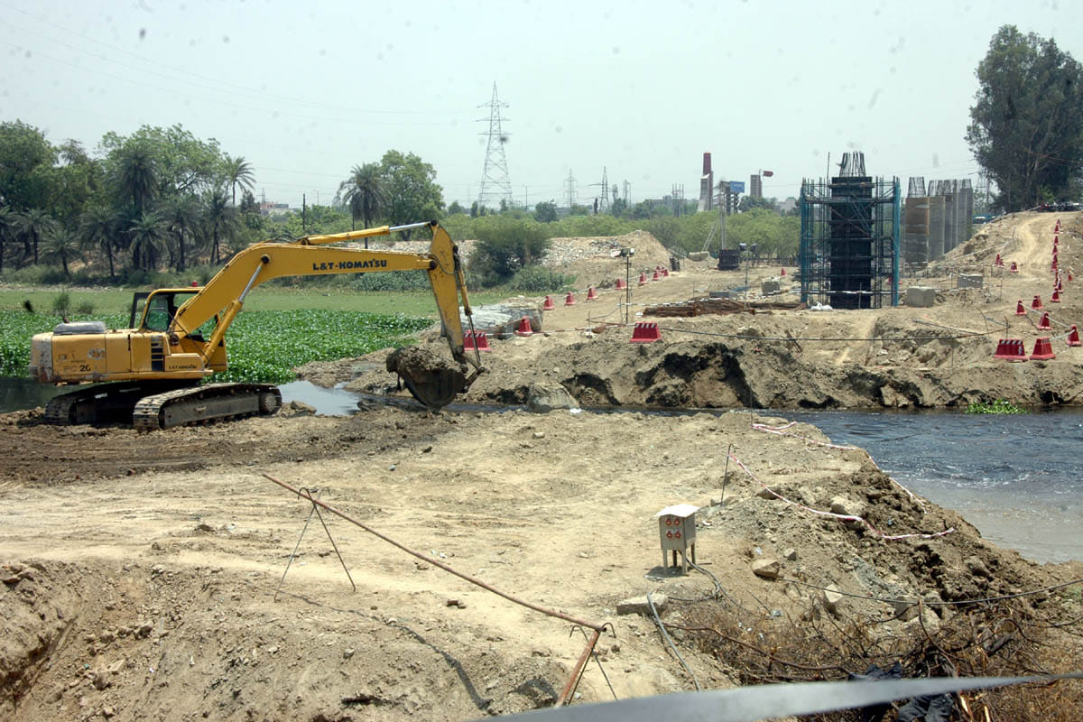 DMRC started removing soil from Hindon