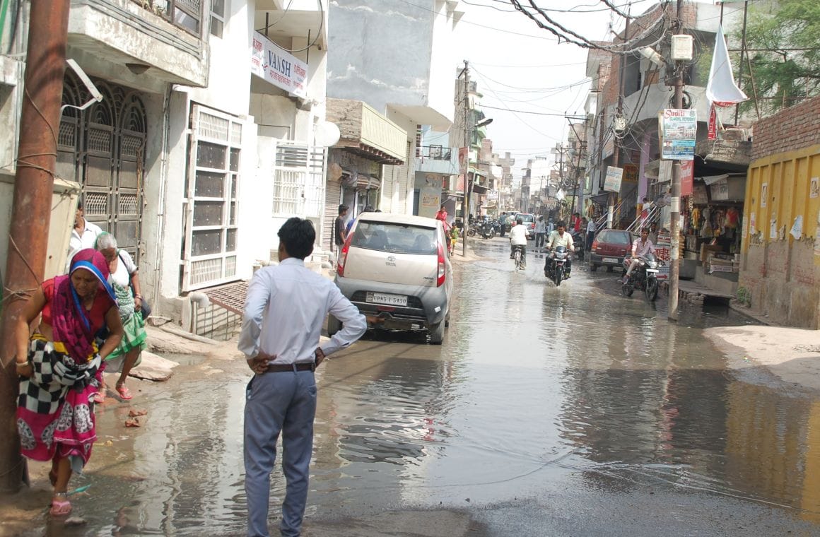 Swimming without rain made road Bodhasrm