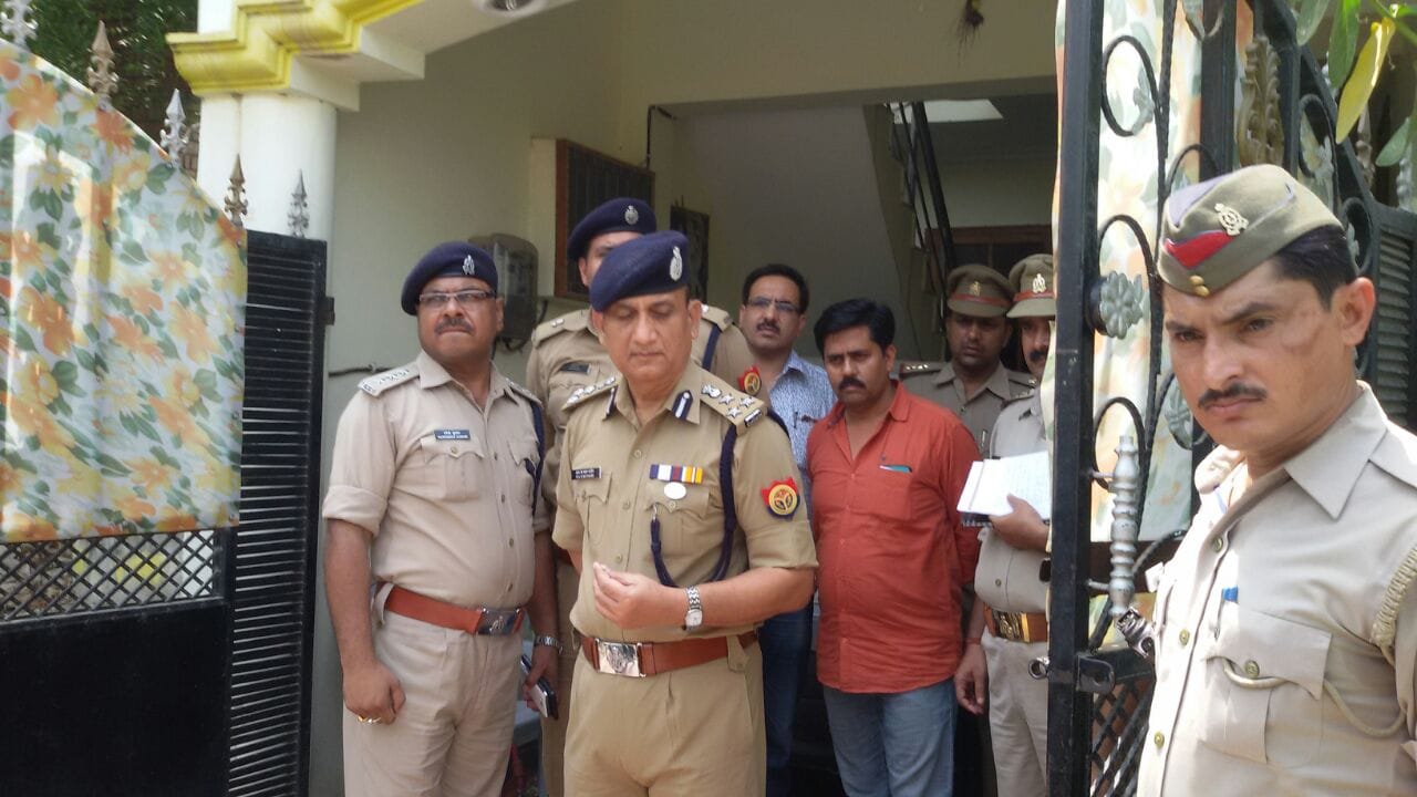 robbery at loco engineers house in lucknow