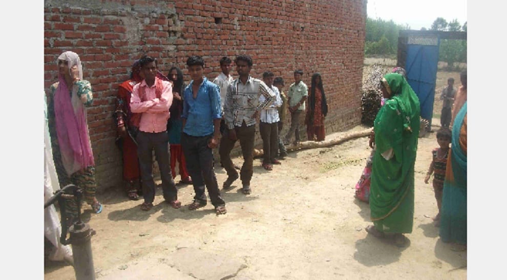 The man fled with his lover dragged behind bike