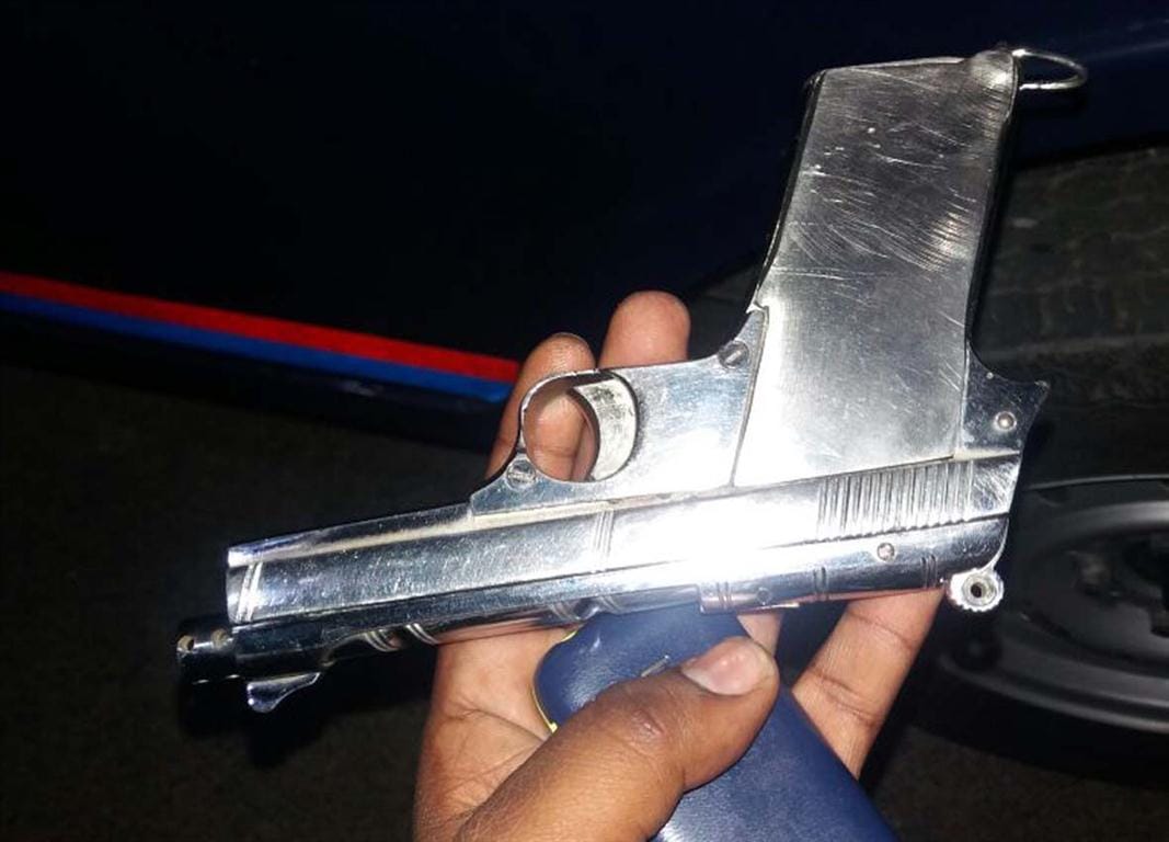 some people trying for extortion with dummy pistol at varanasi