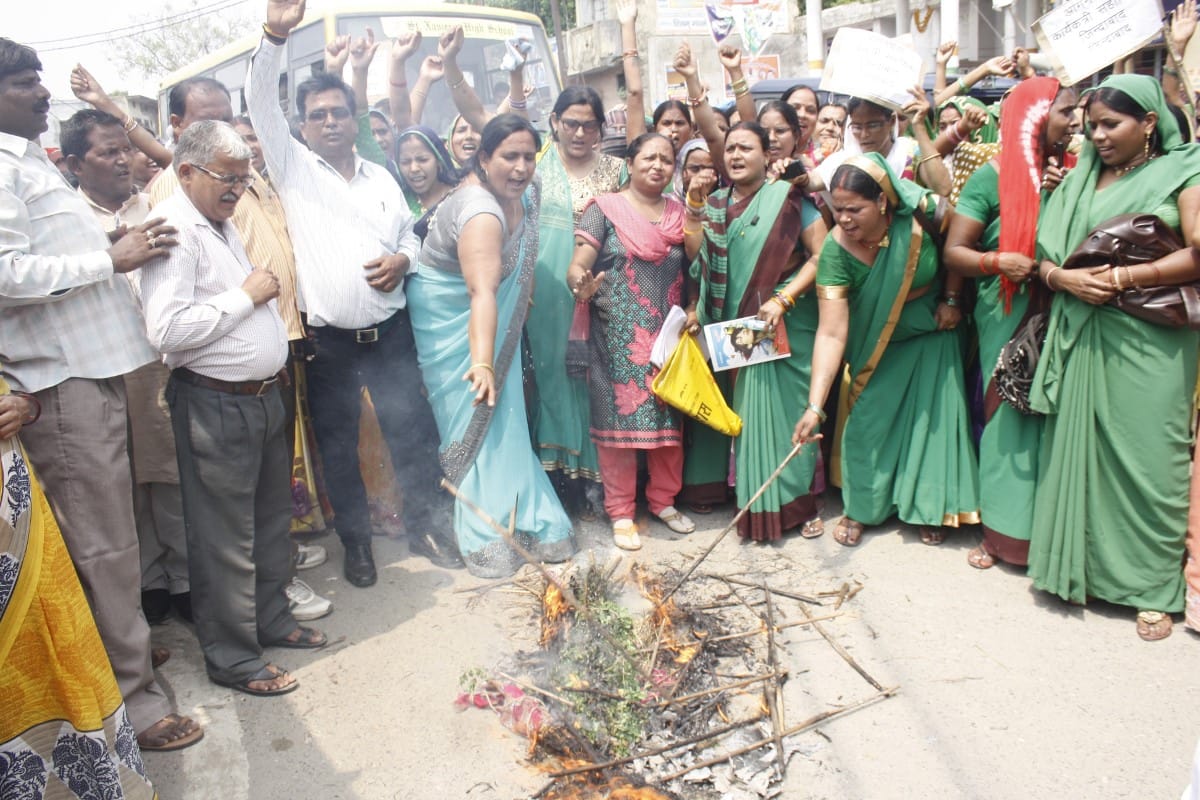 aaganwari workers burn menka gandhis statue