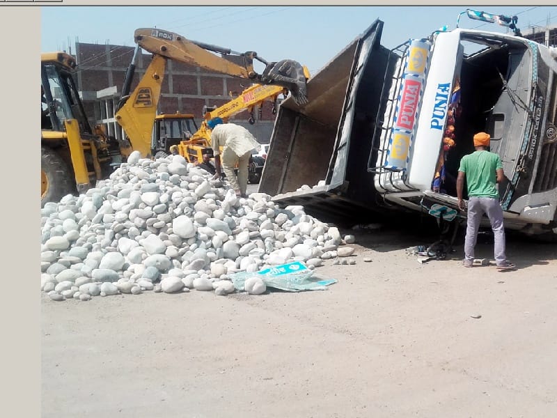 tipper accident, highway accident, road accident, traffic jaam on highway, zirakpur highway, 
