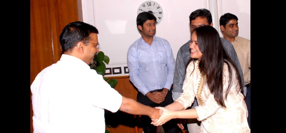 UPSE topers met CM kejriwal