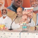 आउटलुक का फ्रंट कवर दिखाते अमित शाह