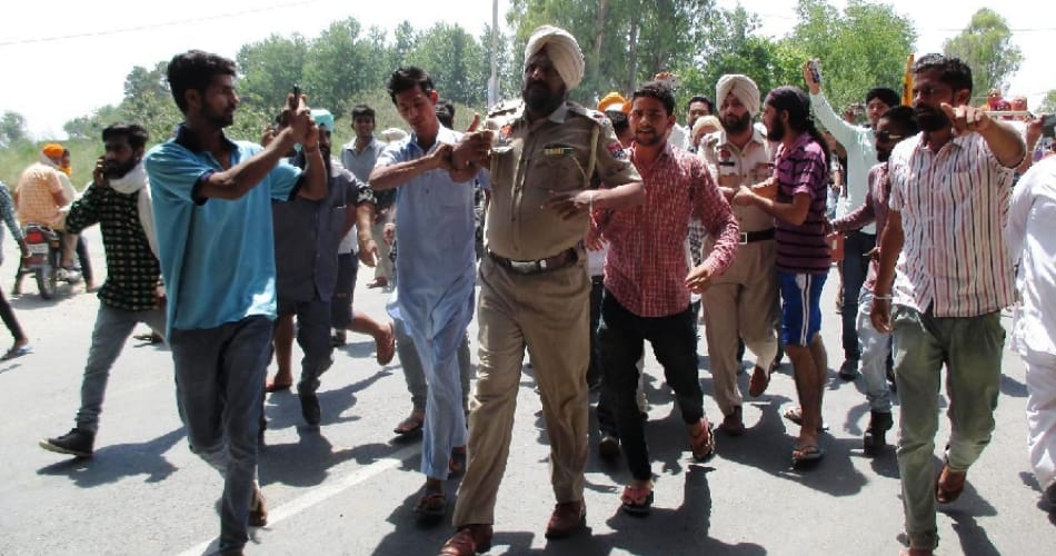boy died in road accident, angry people beated ASI brutally in btala of gurdaspur