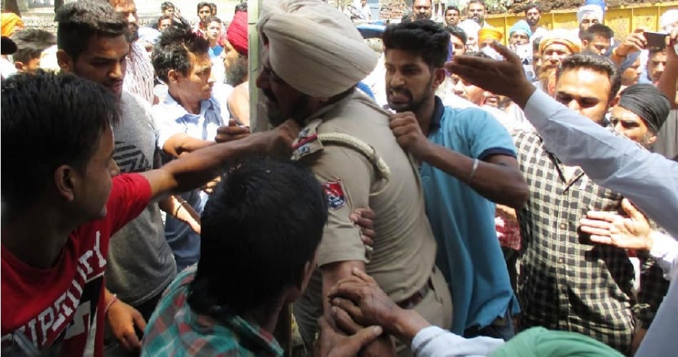 boy died in road accident, angry people beated ASI brutally in btala of gurdaspur