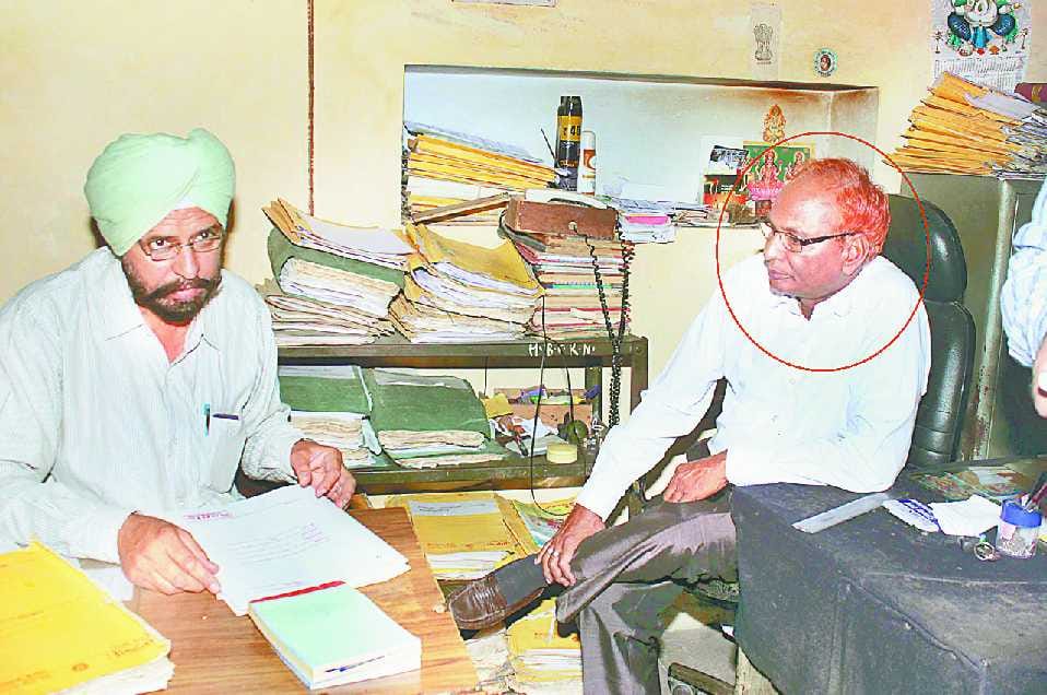 Sirsa News, Hindi News, Crime, Bribe, Red handed caught, MD, Clerk, Sirsa