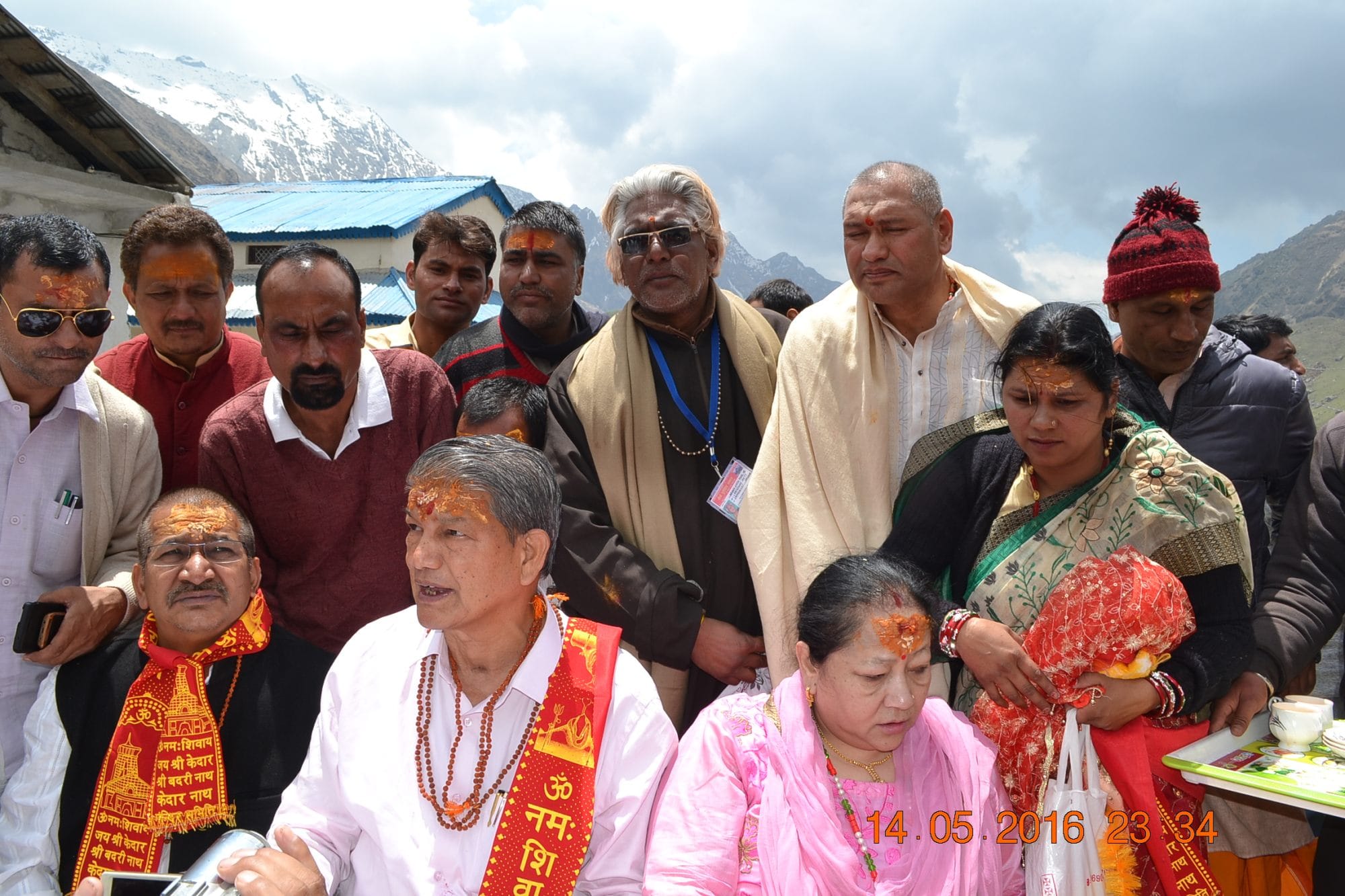 harish rawat worshiped at kedarnath temple.