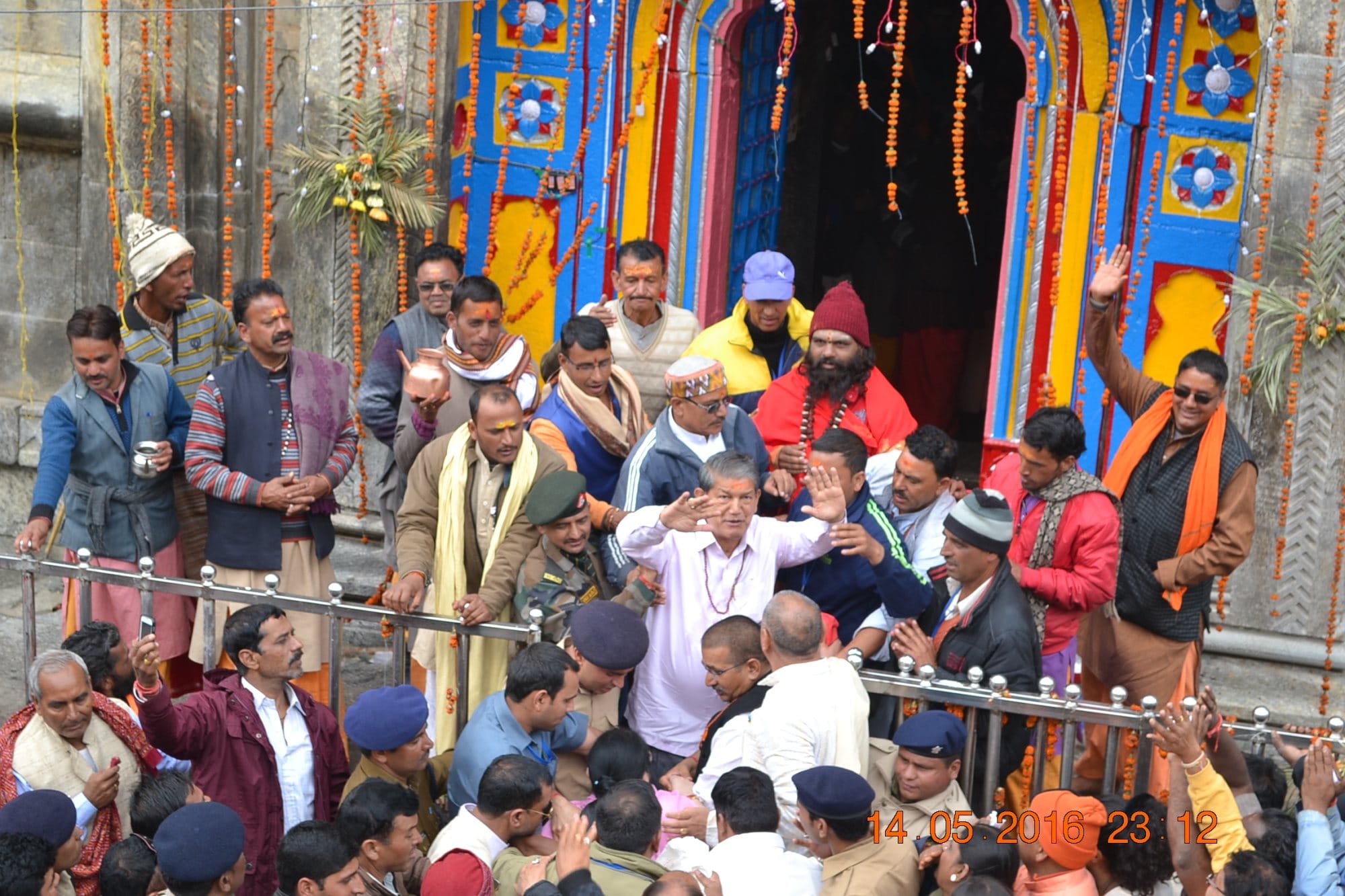harish rawat worshiped at kedarnath temple.