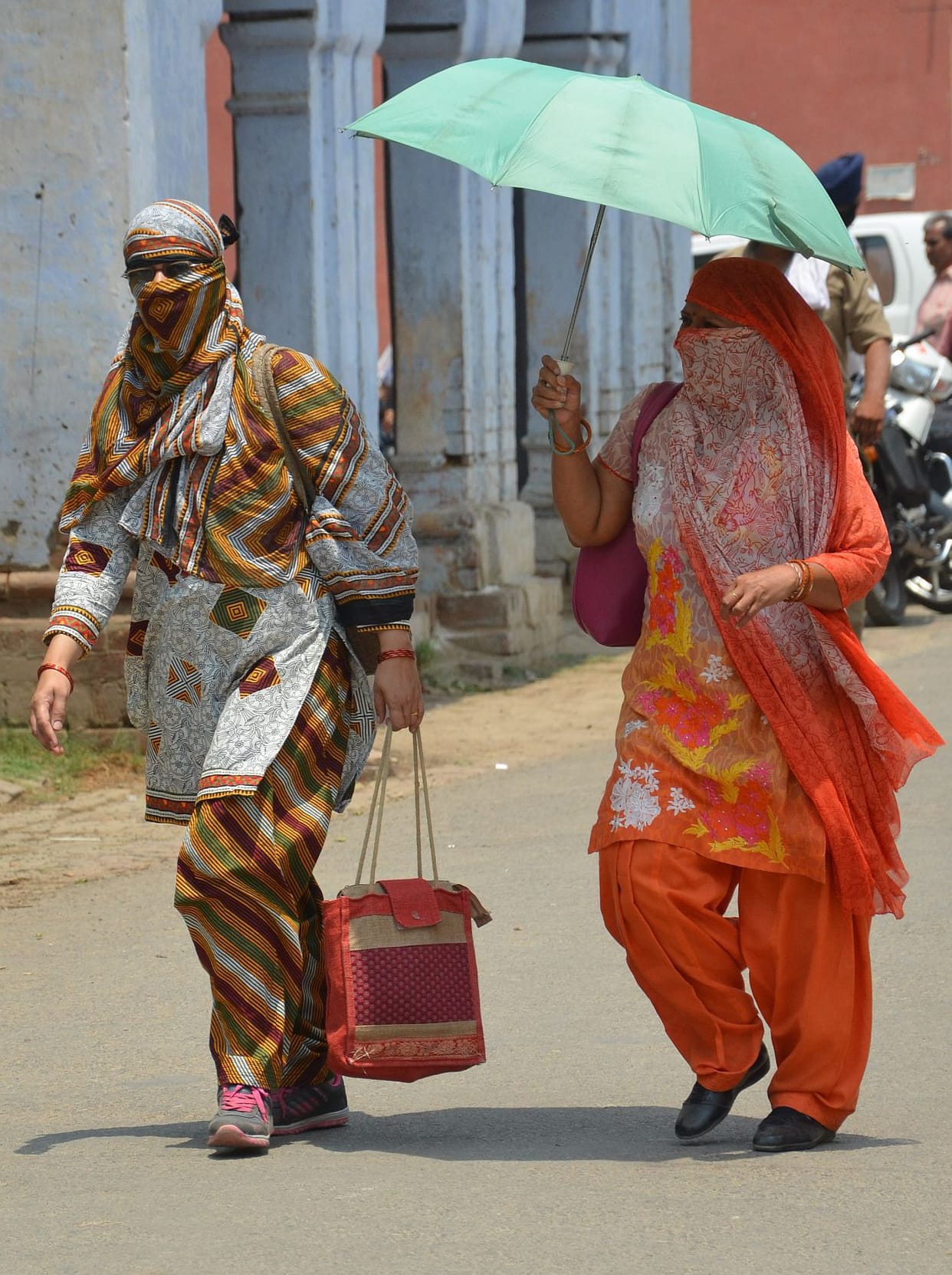 People suffering heat wave.