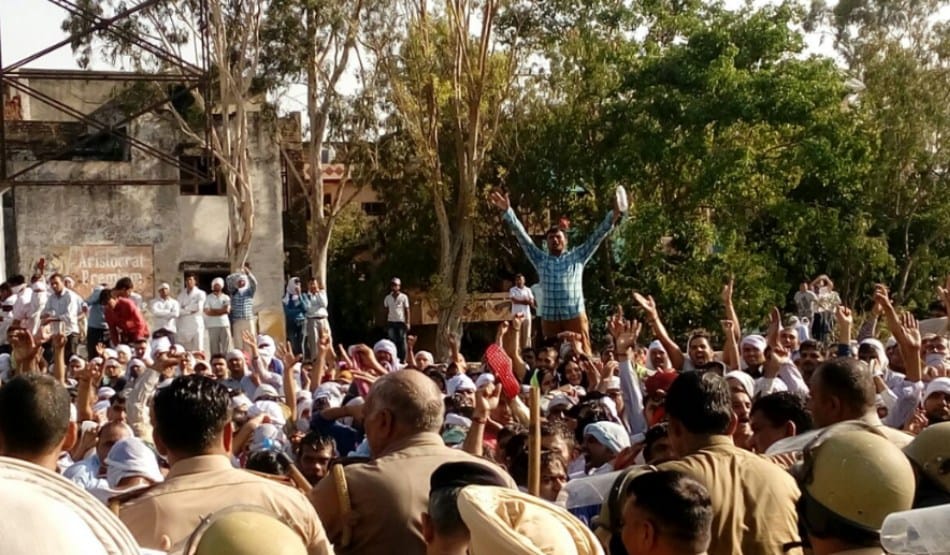 protest against Removal team of lord statue in chandigarh