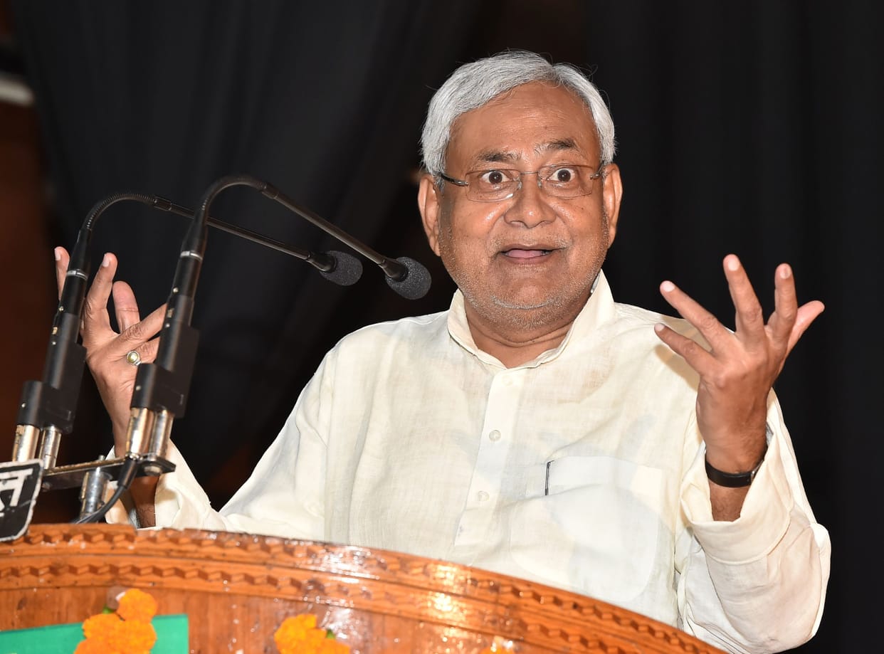 Nitish Kumar targets CM Akhilesh in Lucknow.