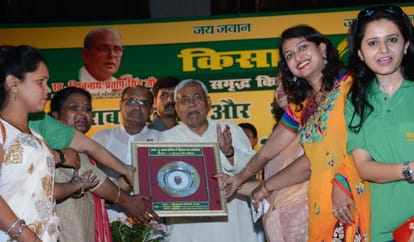 Nitish Kumar targets CM Akhilesh in Lucknow.