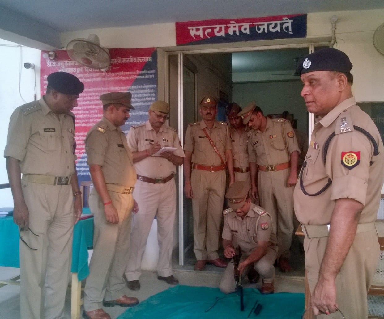 Police in front of the keeper , could rifle