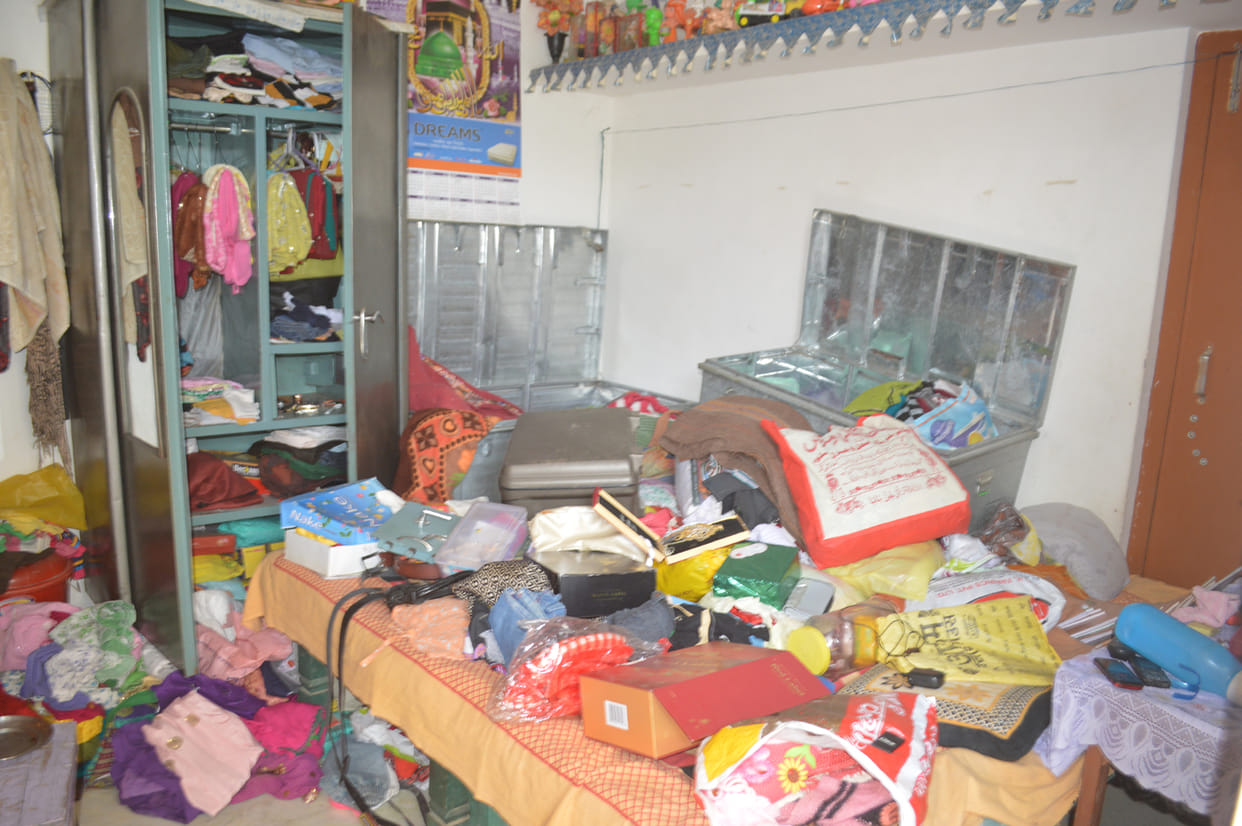 15 lac jewelery and cash stolen