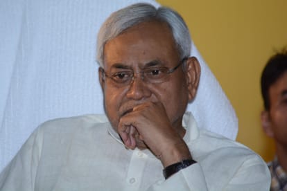 Nitish Kumar targets CM Akhilesh in Lucknow.