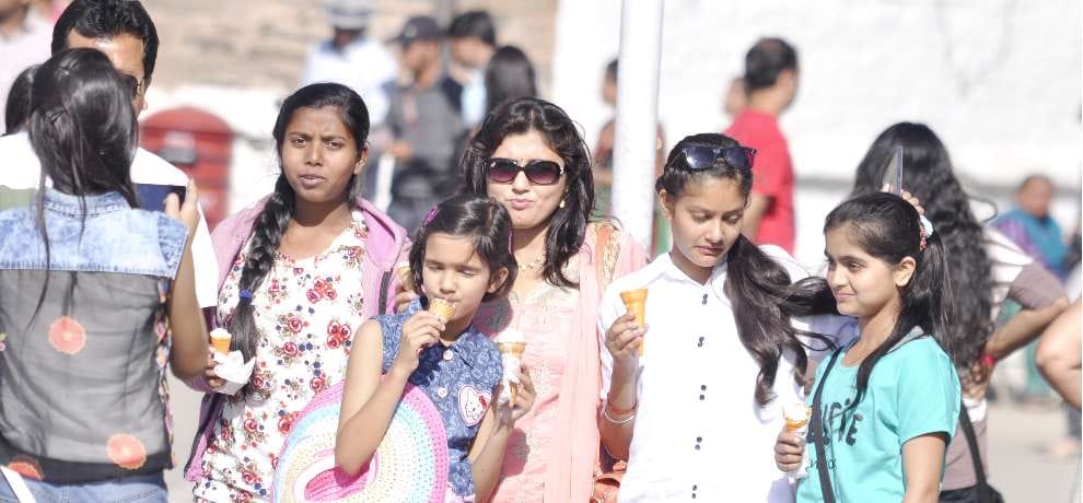 heat waves across country boosts tourism in Himachal Pradesh