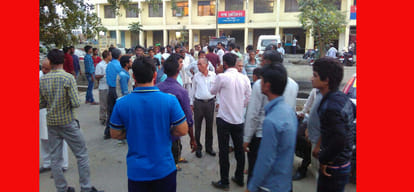 Blue light car were killed in the auto collision, auto driver's death