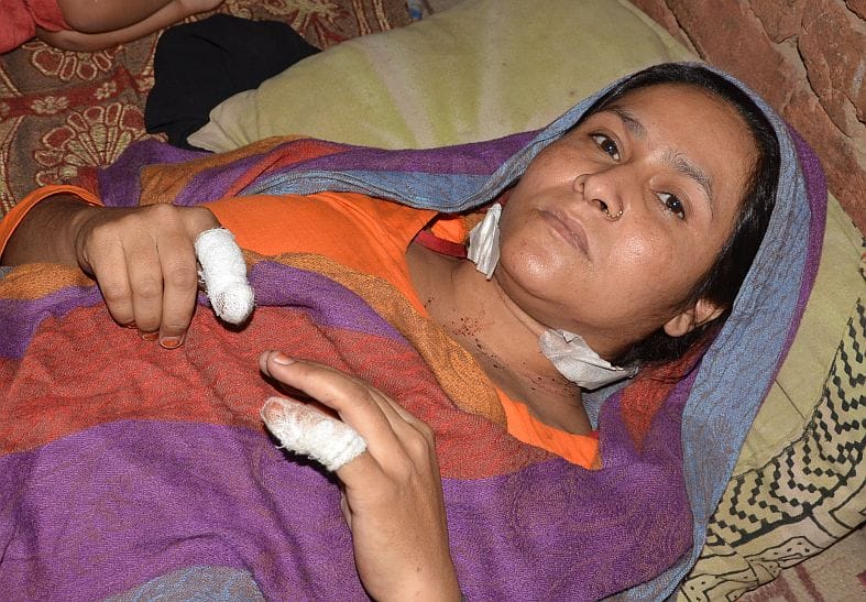 Woman killed on resisting robbery knife.