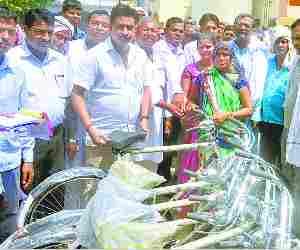 Labourers given cycles