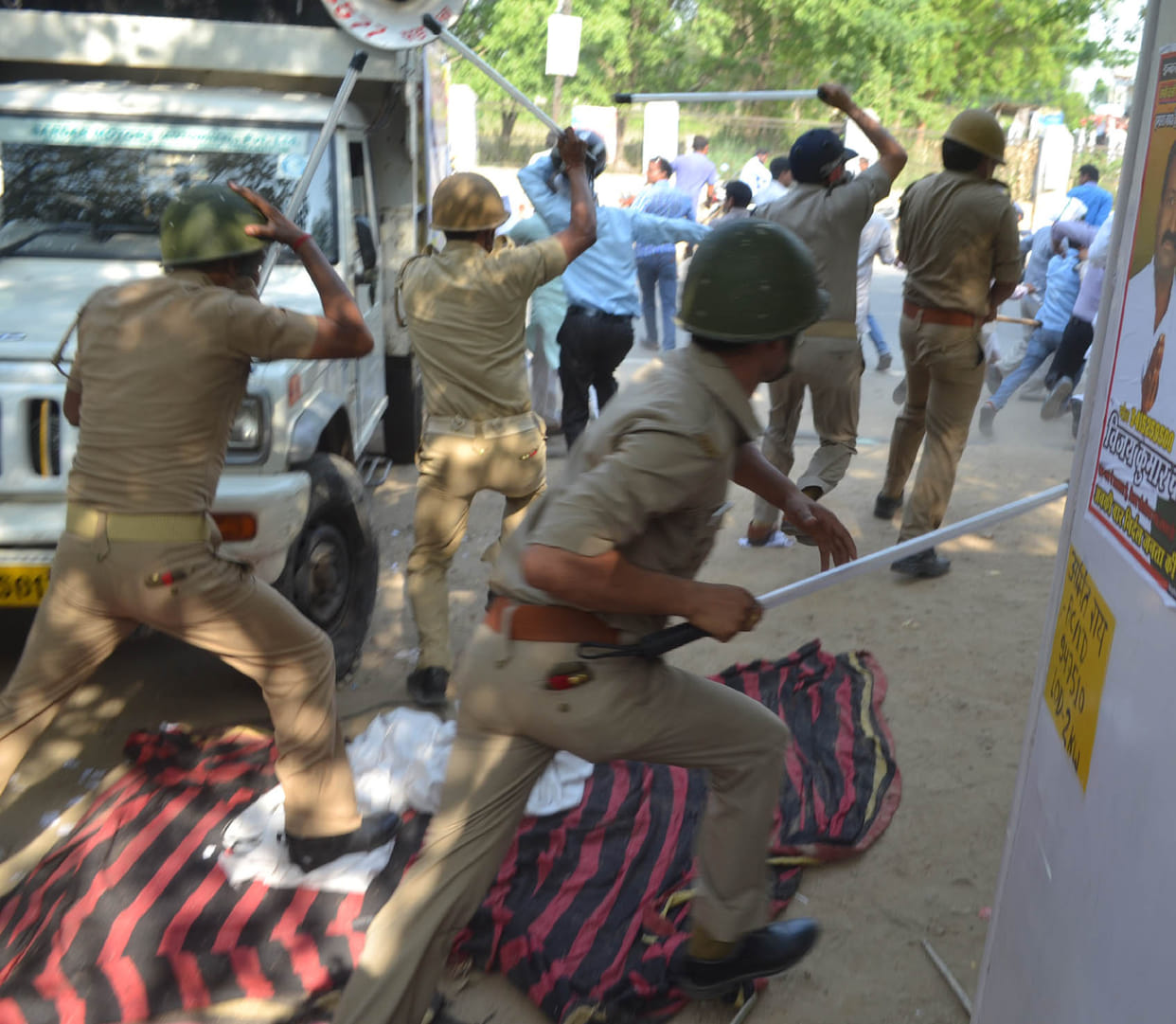 Private school operators lathicharged