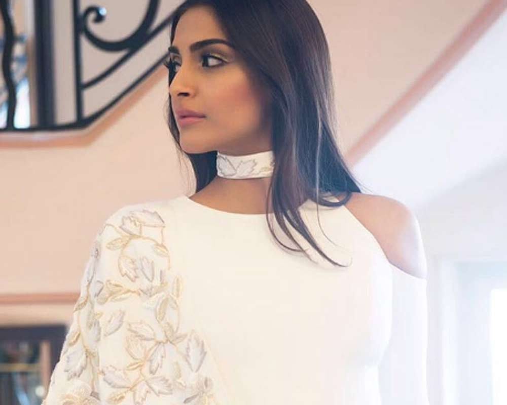 sonam kapoor on red carpet cannes