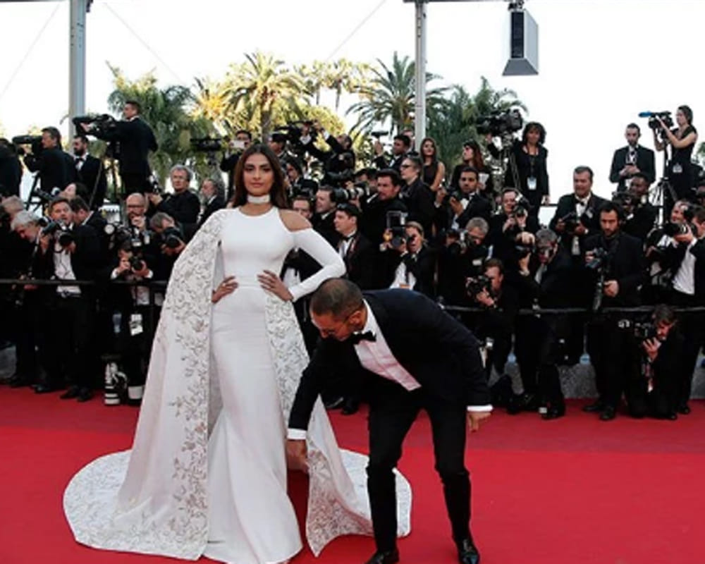 sonam kapoor on red carpet cannes