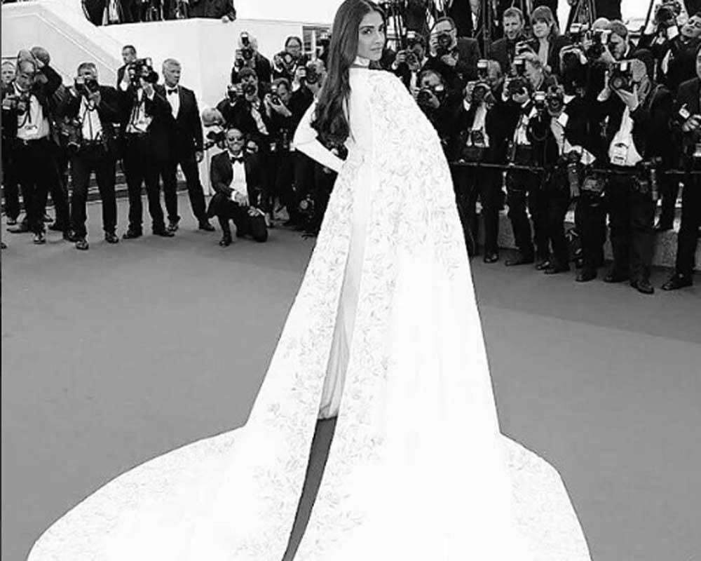 sonam kapoor on red carpet cannes