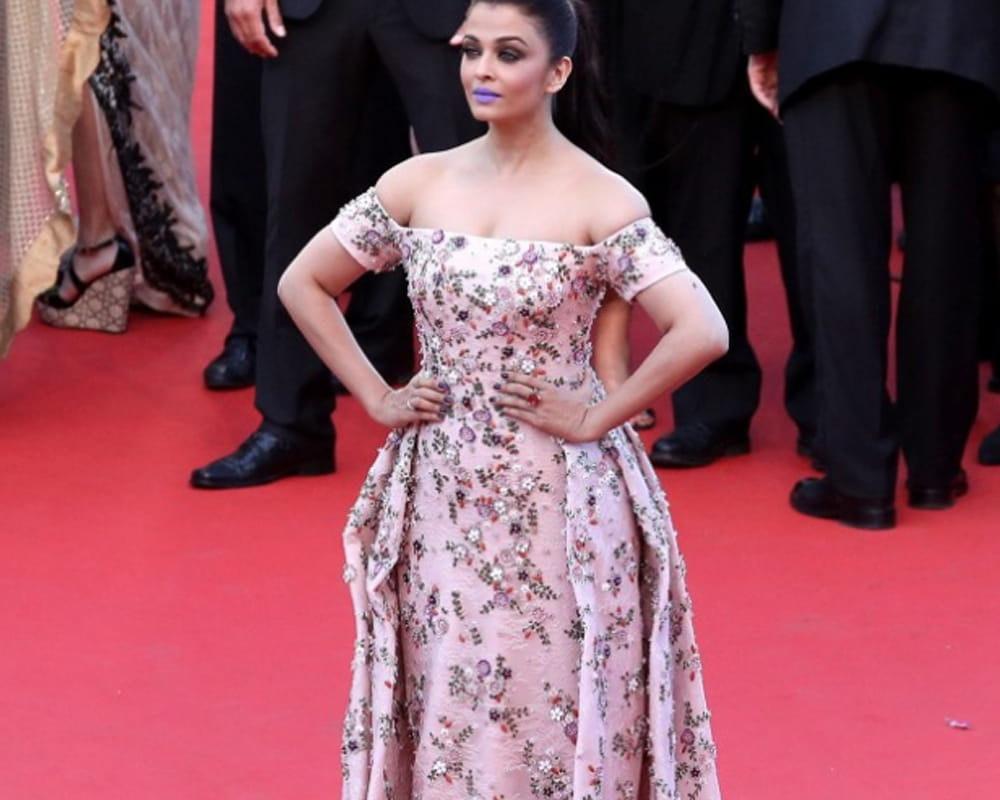 Aishwarya in Golden Dress in Cannes Film Festival
