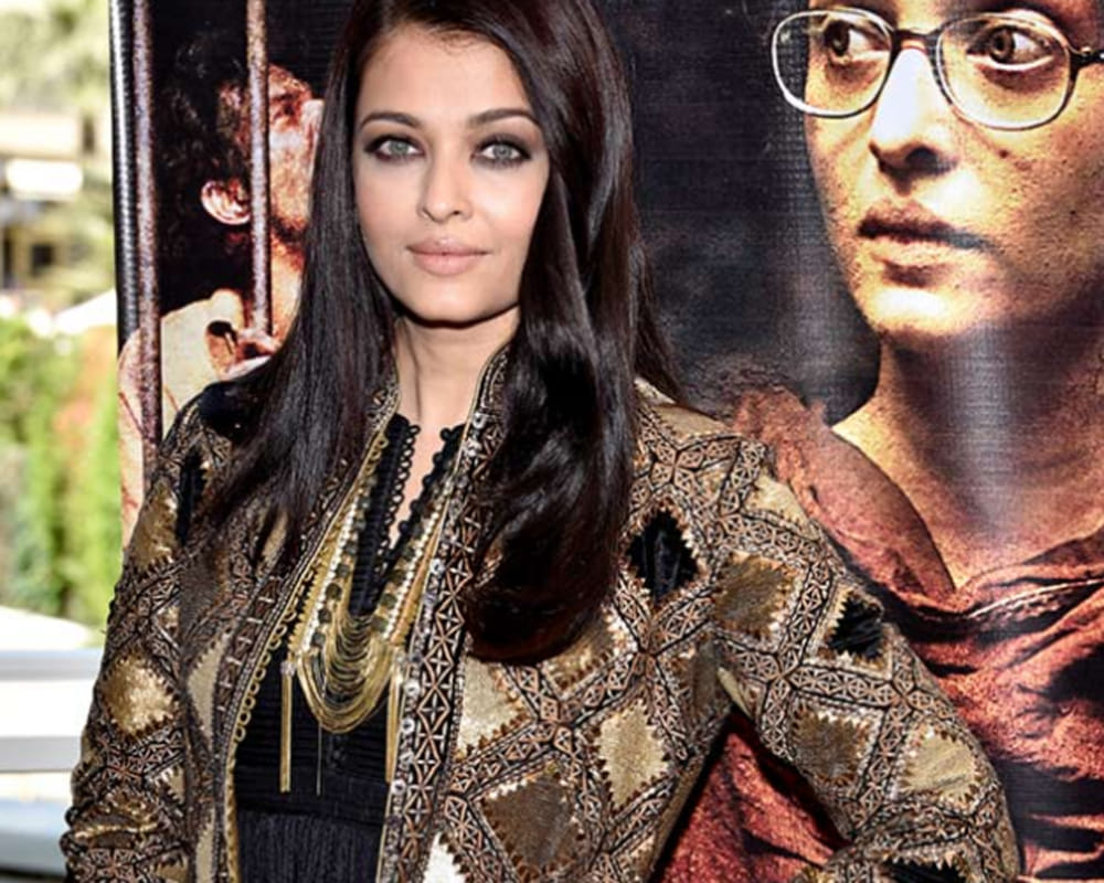 Aishwarya in Golden Dress in Cannes Film Festival