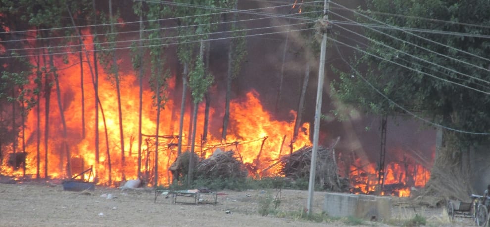 fire in houses at una, 50 family become homeless.