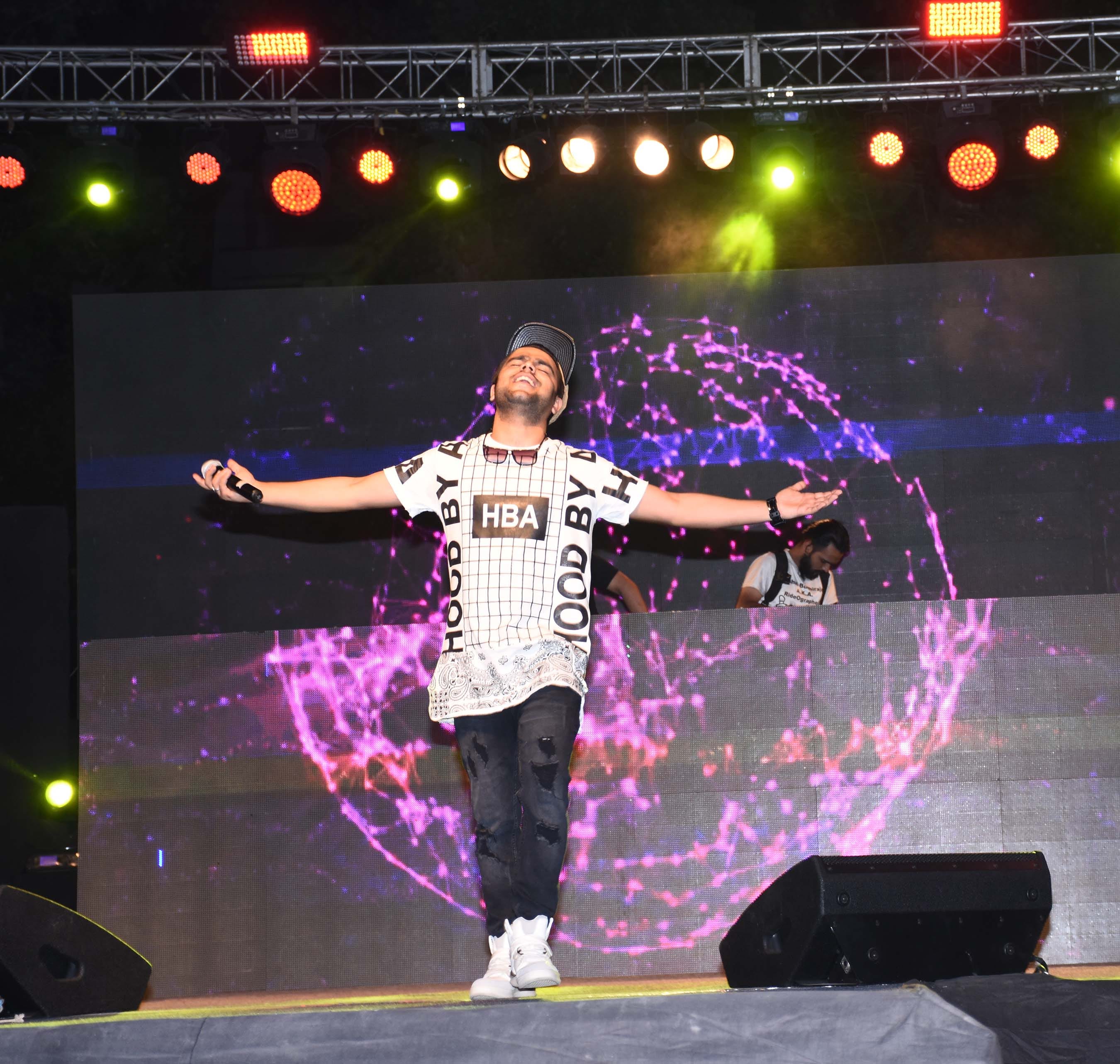 raftaar performance in graphic era university.