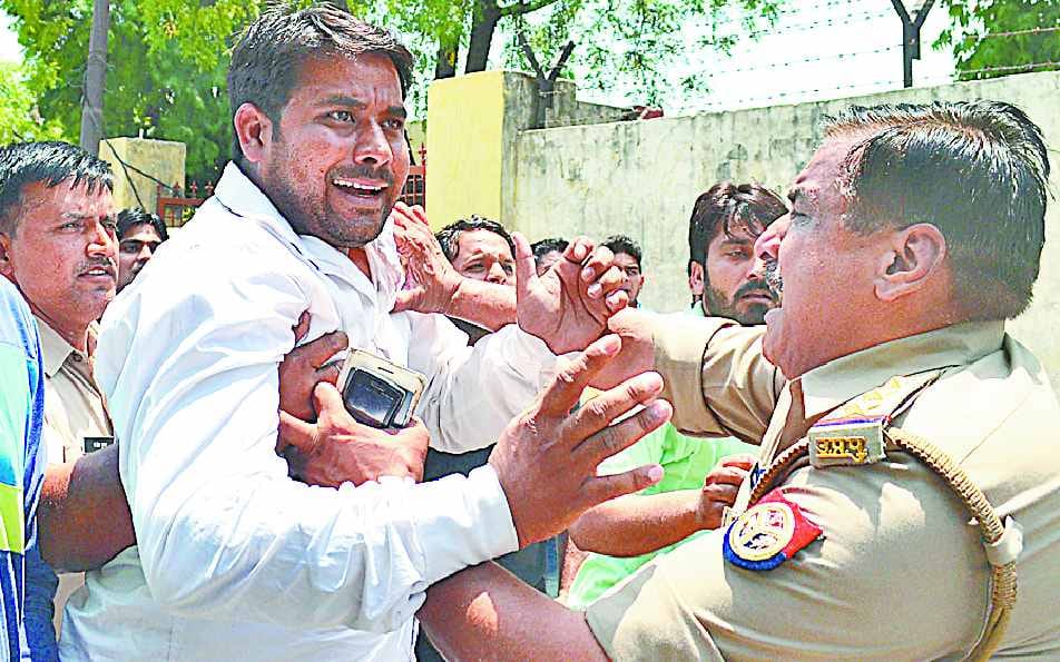 aakhir police ke saamne kya