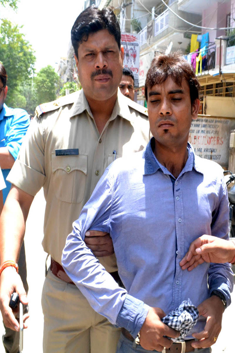 Mahagun Mall lakh looted from the collection agent