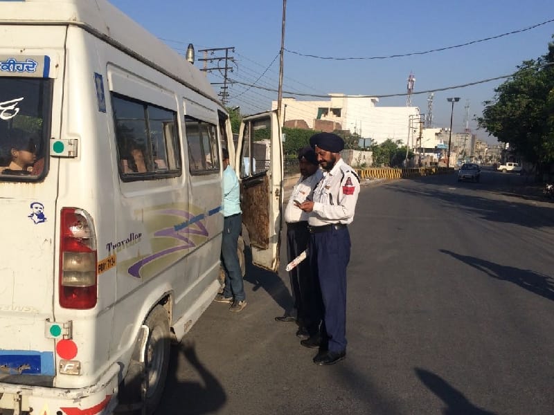 policeman reap, overload school buses, traffic police,  school buses, Jalandhar, Punjab