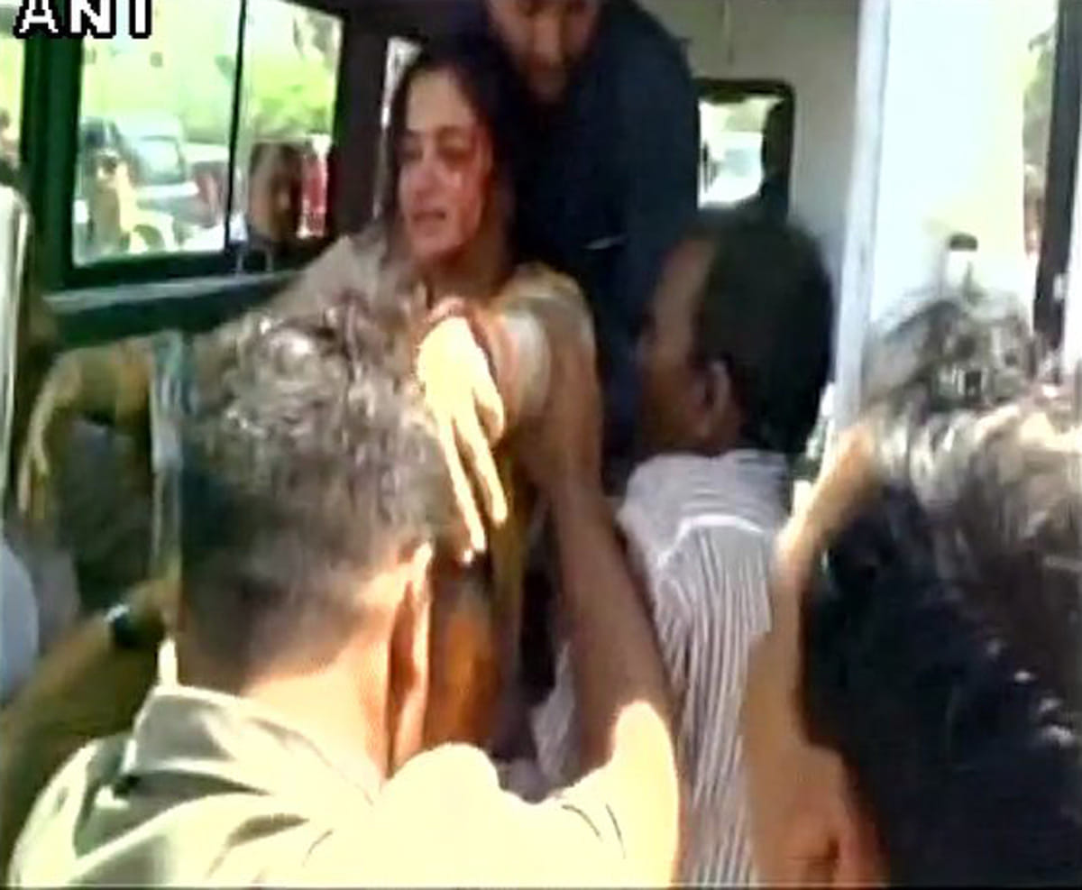 BJP MP from Jamnagar (Gujarat) Poonamben Madam fell into a 7 foot well 