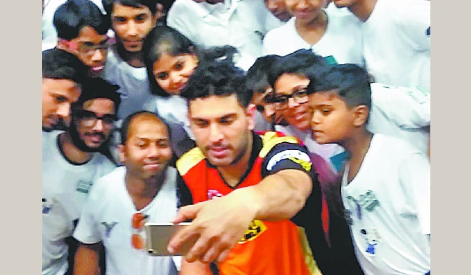 sixer king yuvraj singh met with cancer paitent child during IPL match