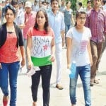 बीएनएसडी शिक्षा निकेतन इंटर कालेज में यूपी कैटेड विश्वविघालय की परीक्षा देकर निकलते परीक्षार्थी ।