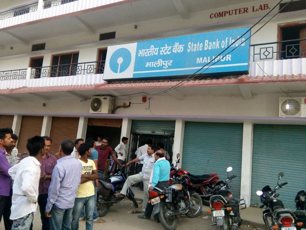 2.53 lakh looted in broad daylight