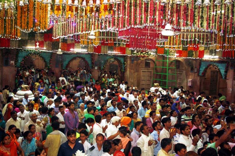 devotees in thakur banke bihari temple