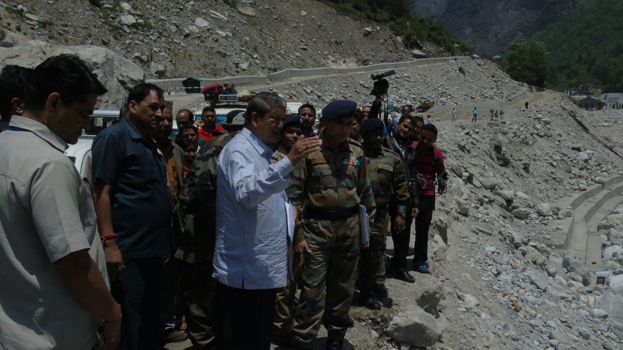CM harish rawat reached in badrinath with her wife and daughter.