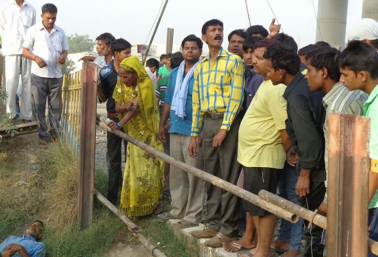 Labourer dies of electrocution.