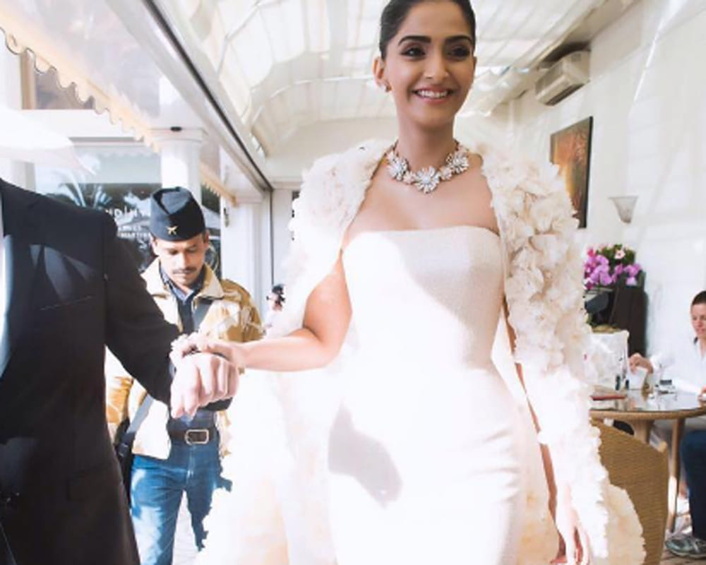 sonam kapoor cannes 2016 second day