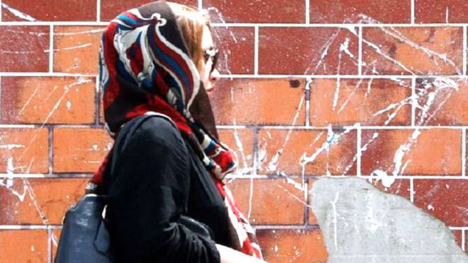 Iran arrests female model for uploading her photo