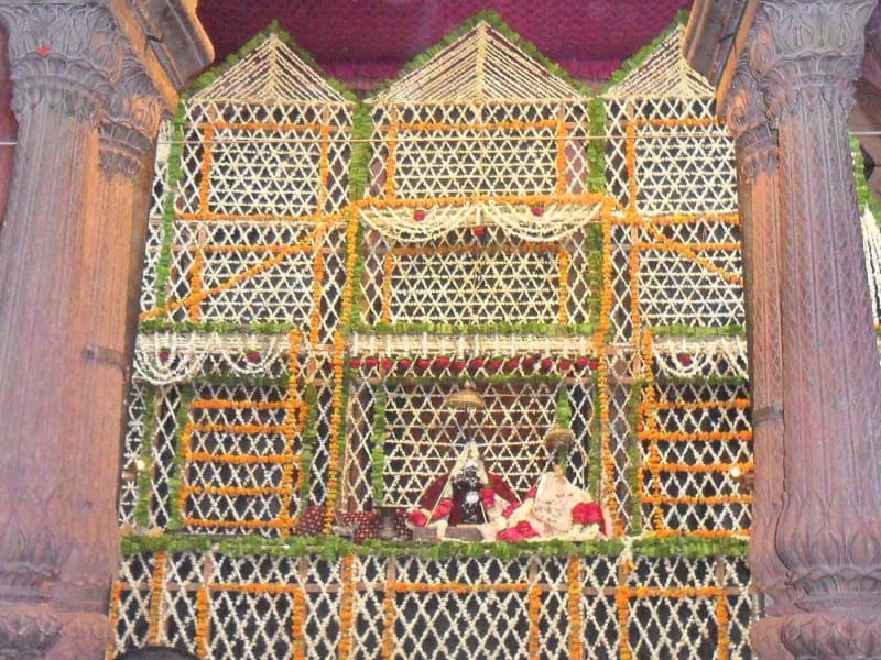 phool bangla in thakur radharaman temple