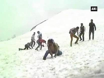 Tourists throng Pir Ki Gali to beat heat