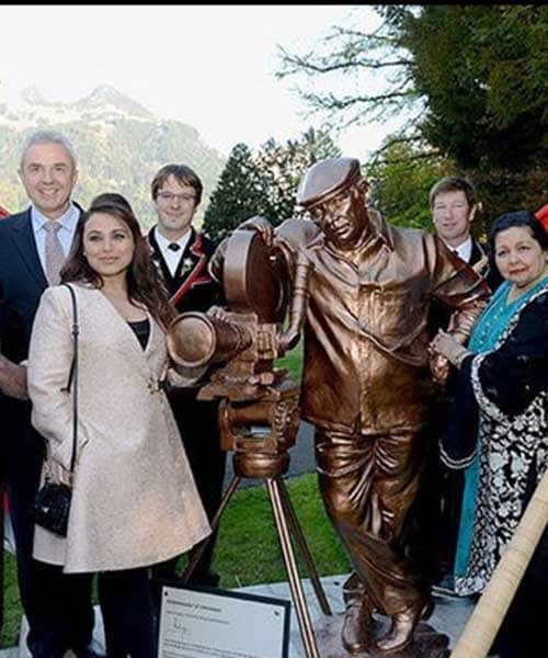 Rani mukherjee spotted with fans in paris