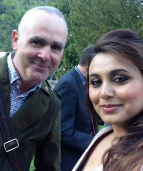 Rani mukherjee spotted with fans in paris